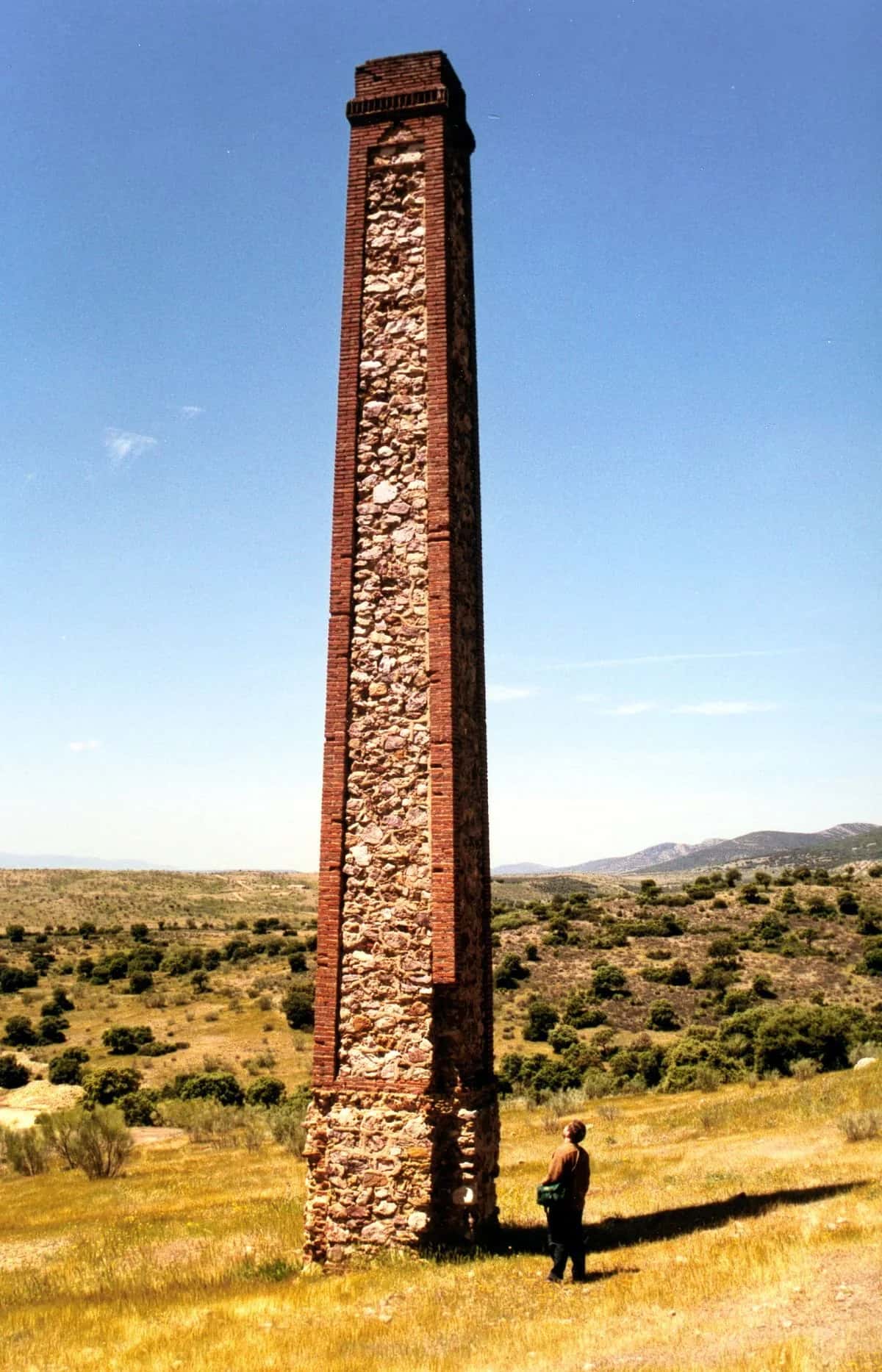 Chimenea de ladrillo de las Minas de Horcajo
