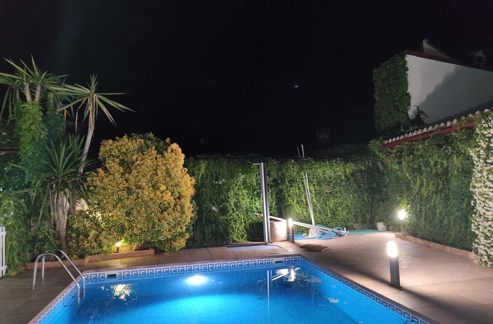 Piscina de Casa Rural Tres Ventas iluminada de noche