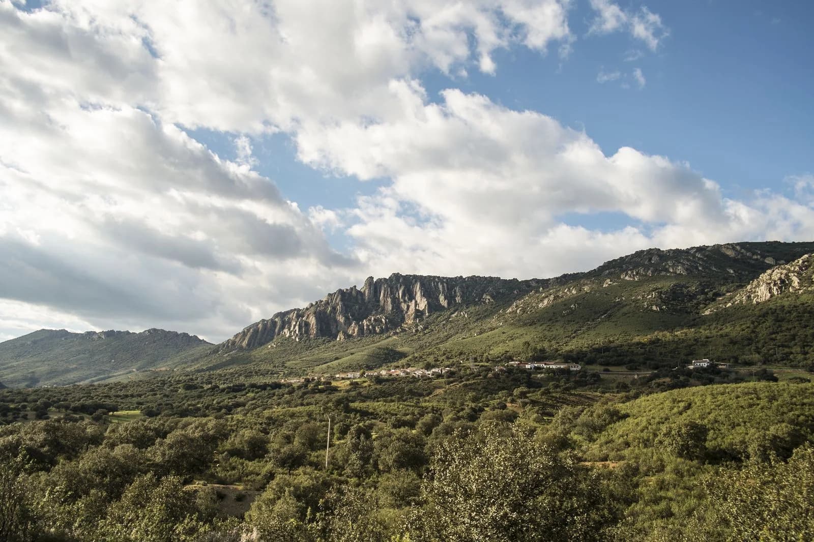 Hoz del río Jándula con sierras al fondo