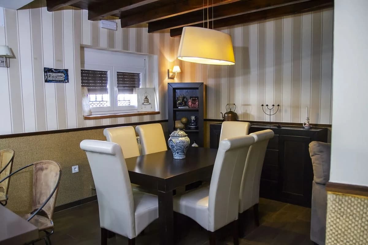 Comedor del Apartamento con sillas tapizadas