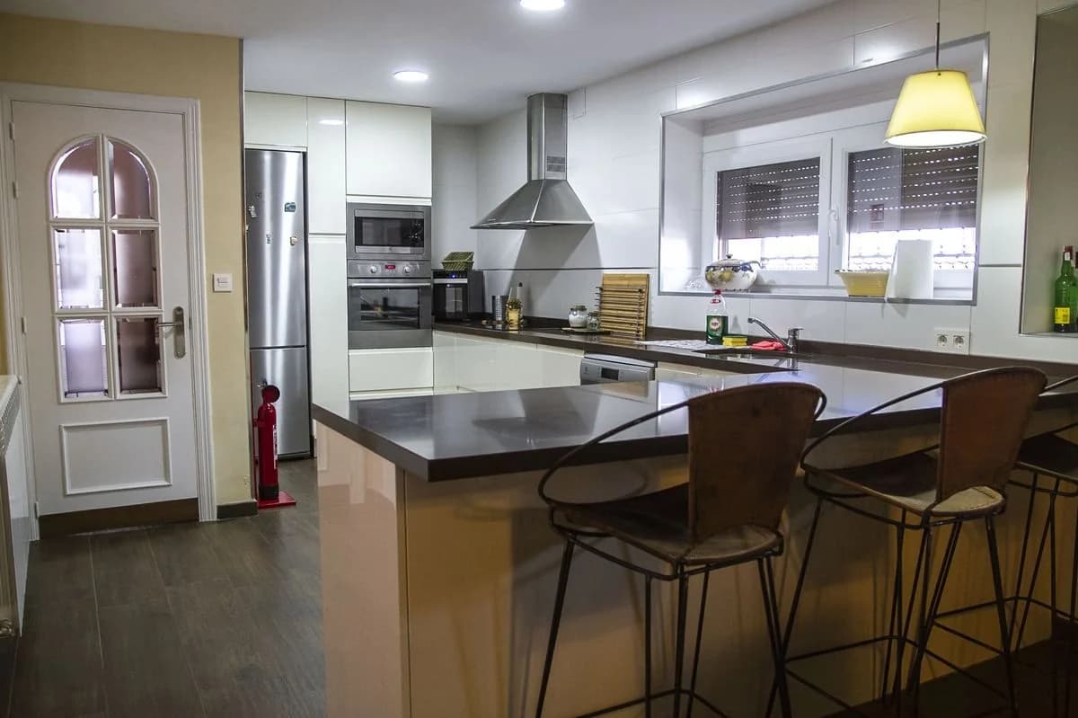 Cocina equipada de Las Parras con barra y taburetes