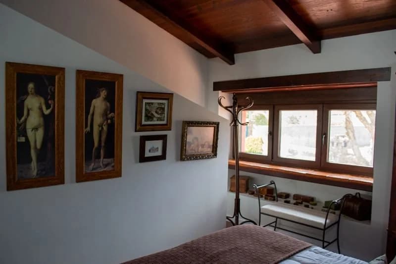 Rincón de la suite con perchero y cuadros