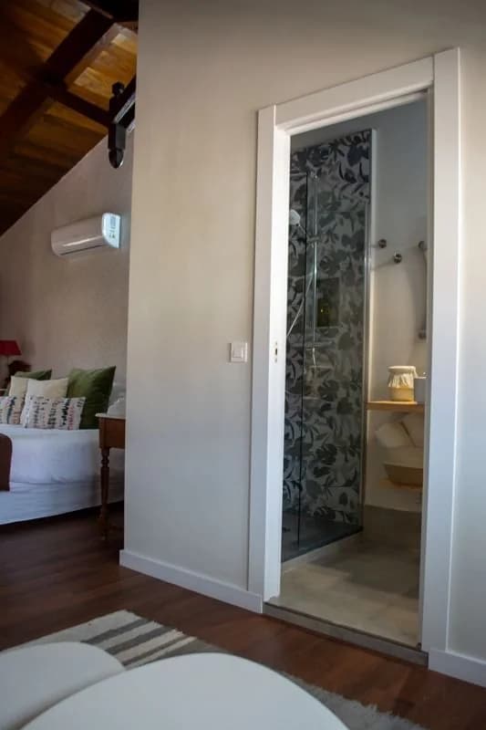 Puerta del baño de la suite