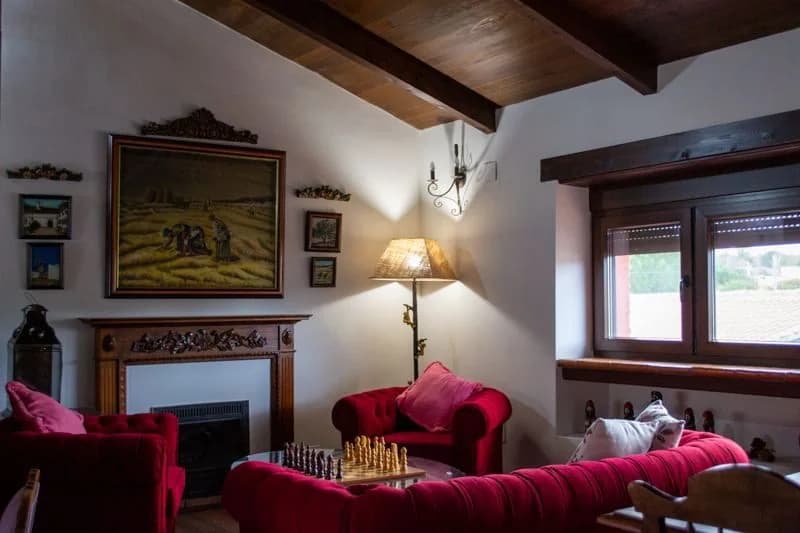 Suite superior con chimenea y cuadro de la siega