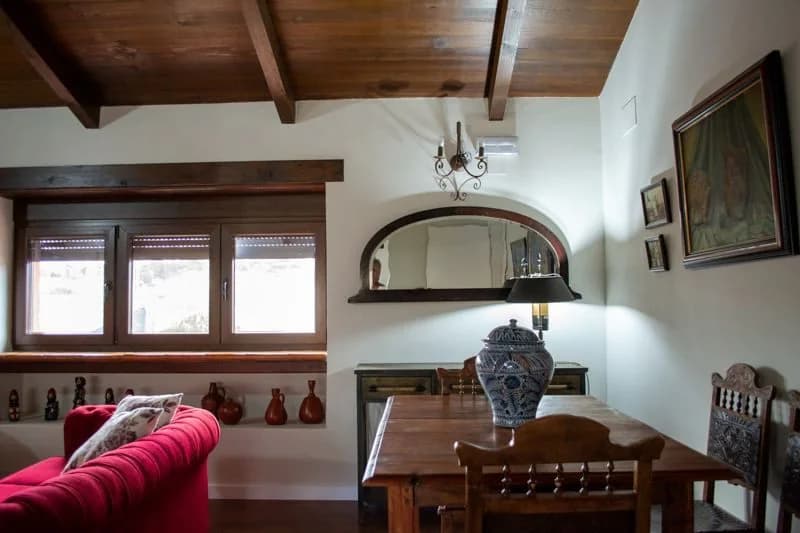Comedor de la suite superior bajo las vigas
