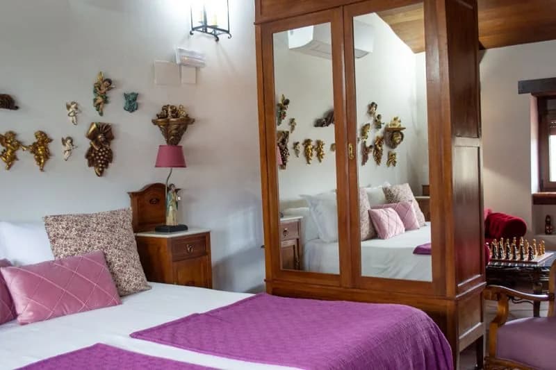 Armario de madera con espejo y la cama de la suite superior