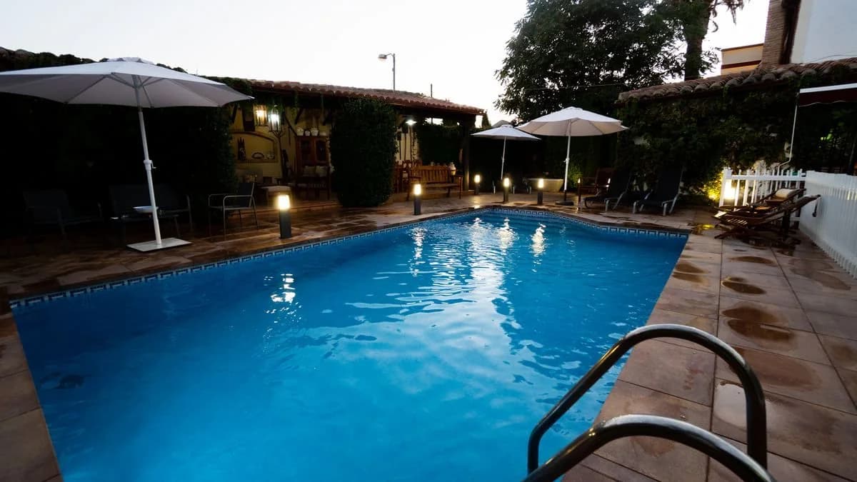 Solárium con tumbonas y escalera de la piscina