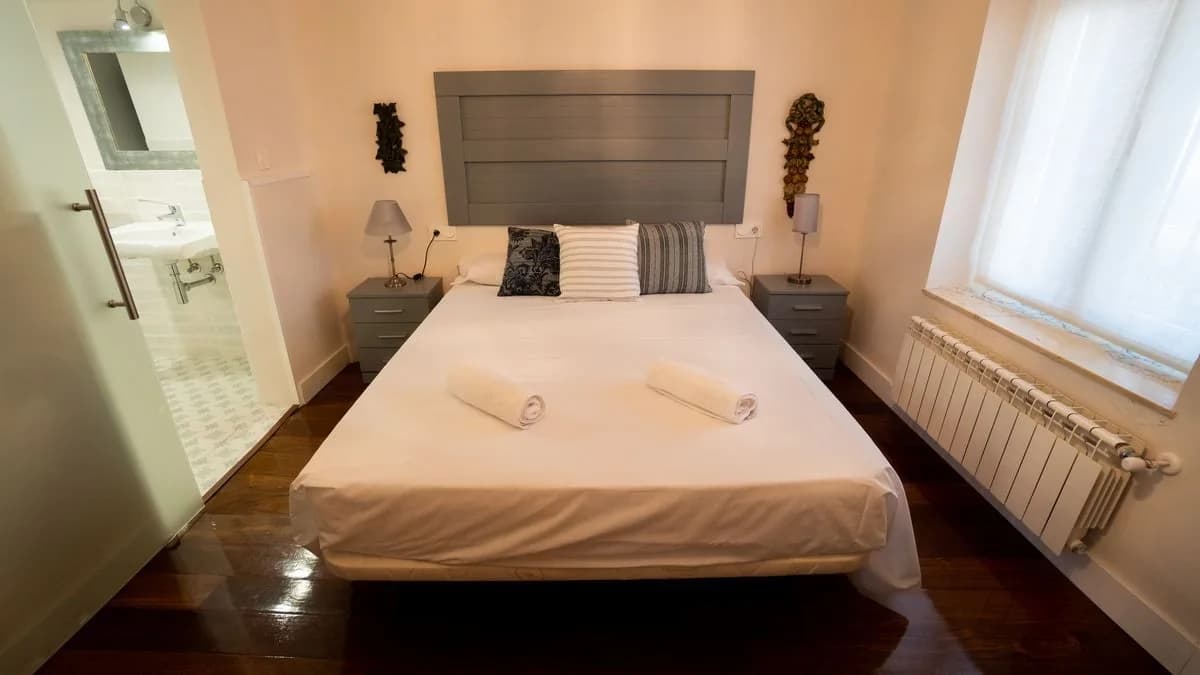 Habitación adaptada 1 vista desde la puerta, amplia para girar en silla de ruedas