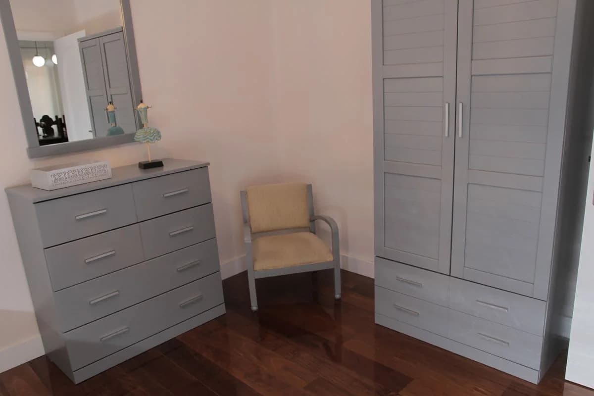Cómoda, silla y armario de la habitación adaptada