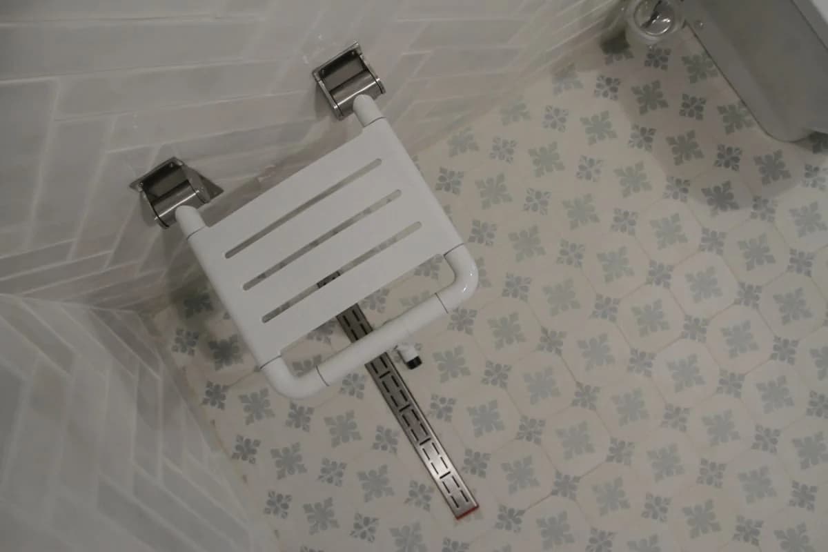 Silla de ducha abatible del baño adaptado