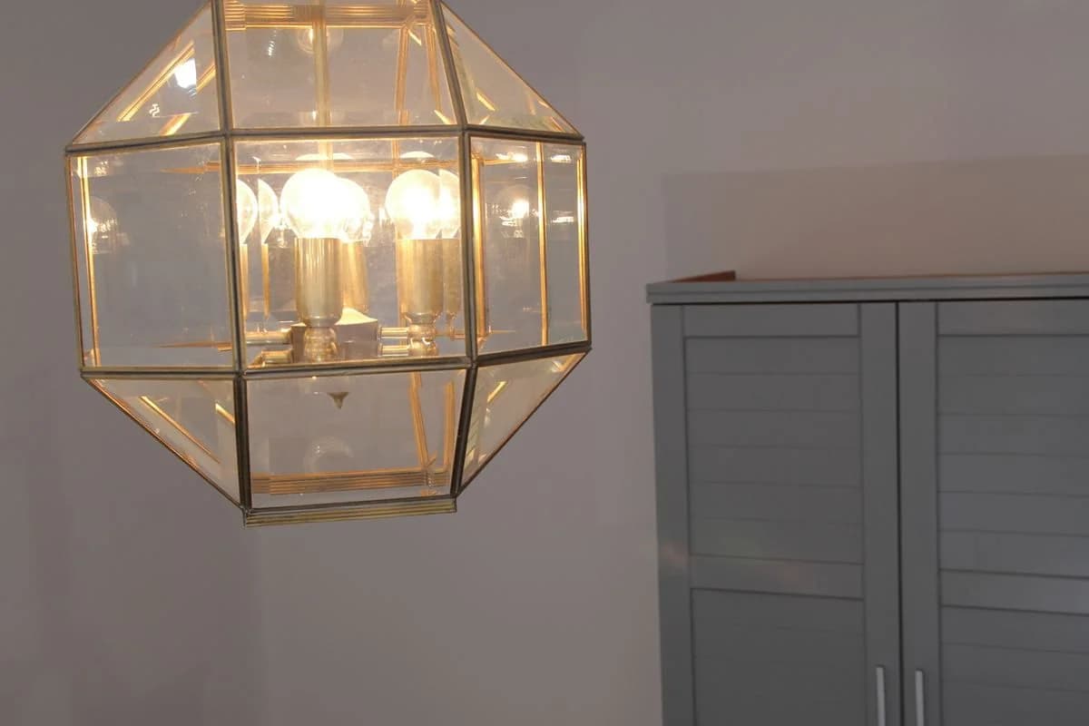 Lámpara de latón y armario de la habitación adaptada