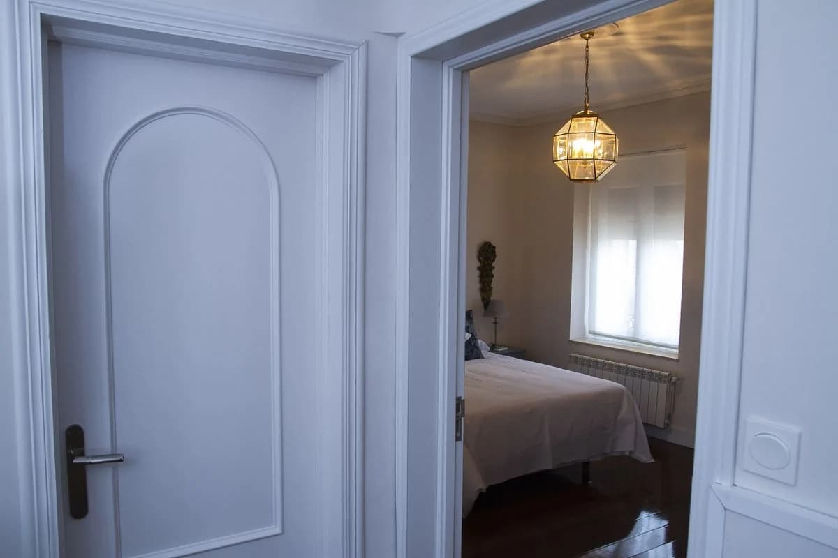 Puerta ancha de acceso a la habitación adaptada