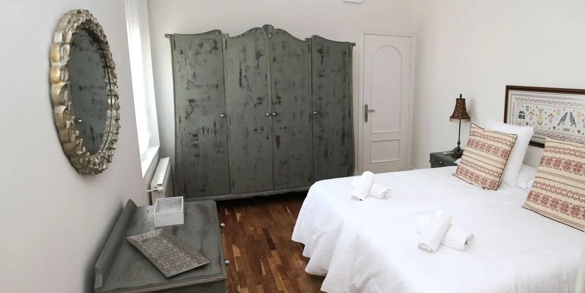 Armario antiguo pintado de la habitación 2