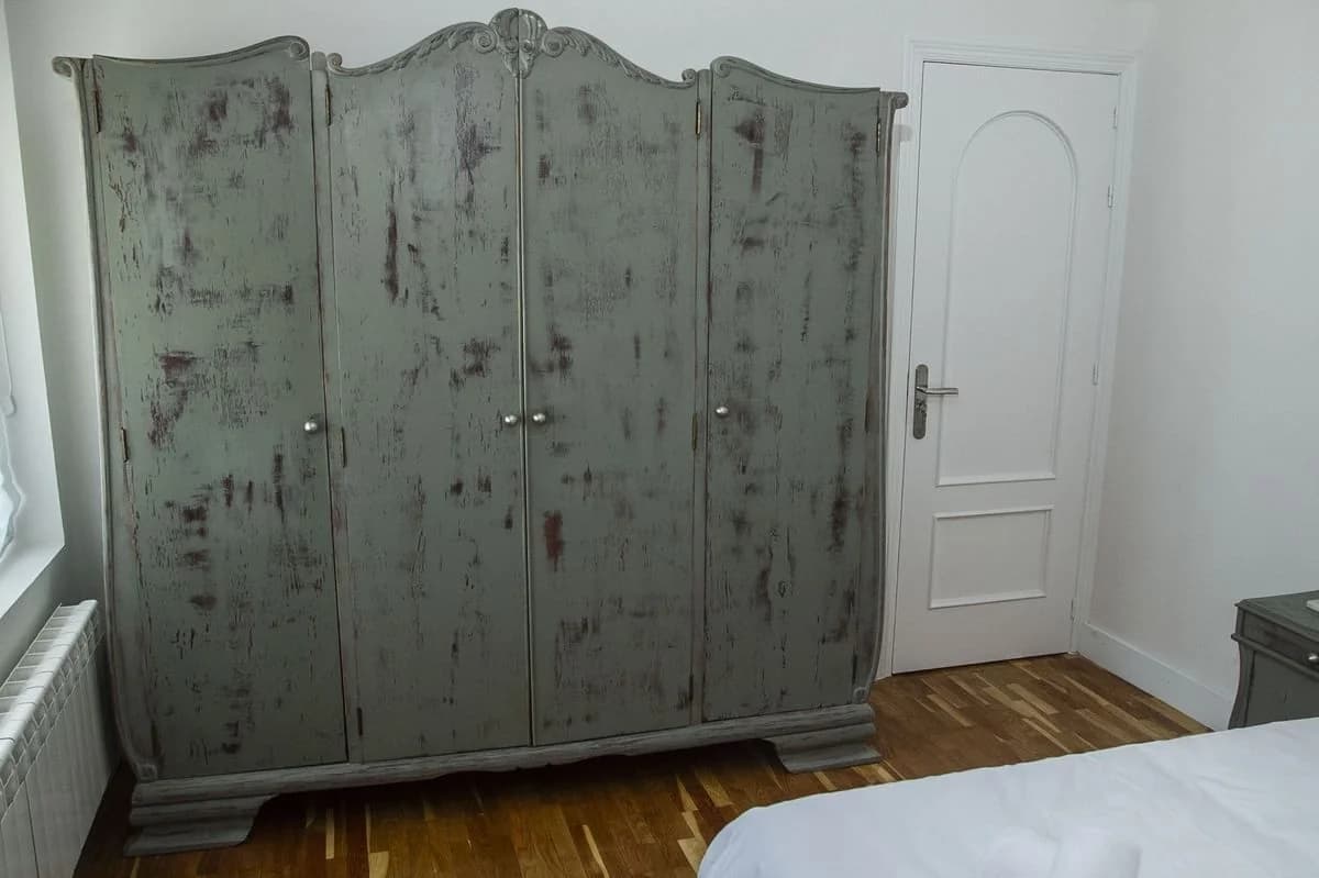 Detalle del gran armario pintado a mano