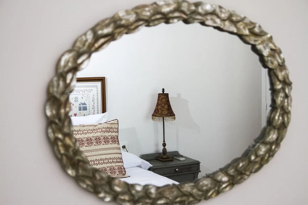 Espejo ovalado y lámpara de la habitación 2