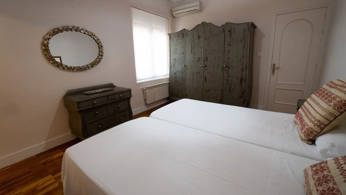 Habitación 2 con camas individuales y cómoda