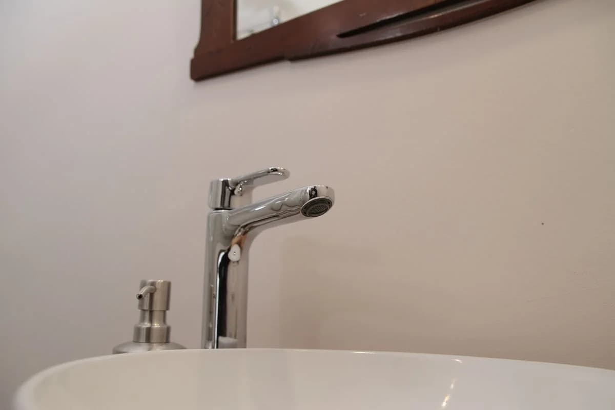 Lavabo del baño de la habitación familiar