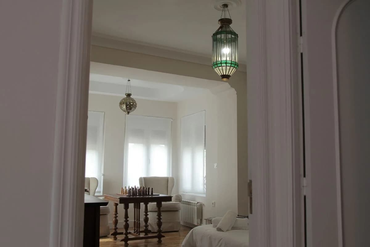 Habitación familiar vista desde la puerta