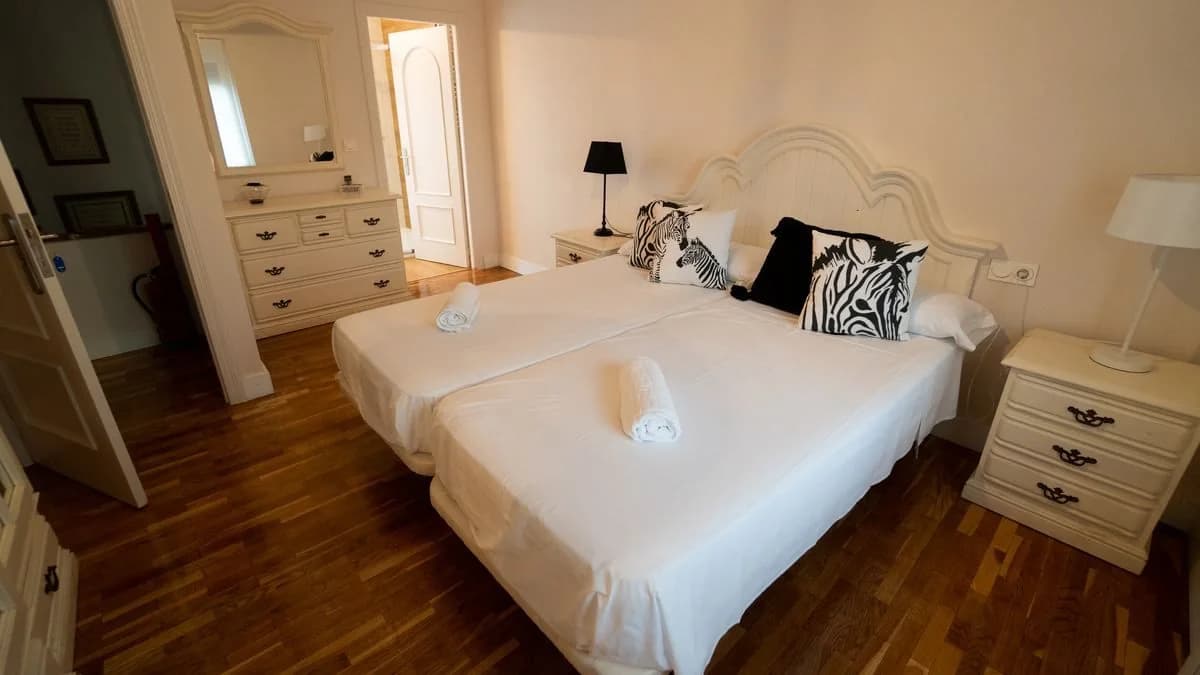 Habitación 4 con dos camas y cómoda blanca