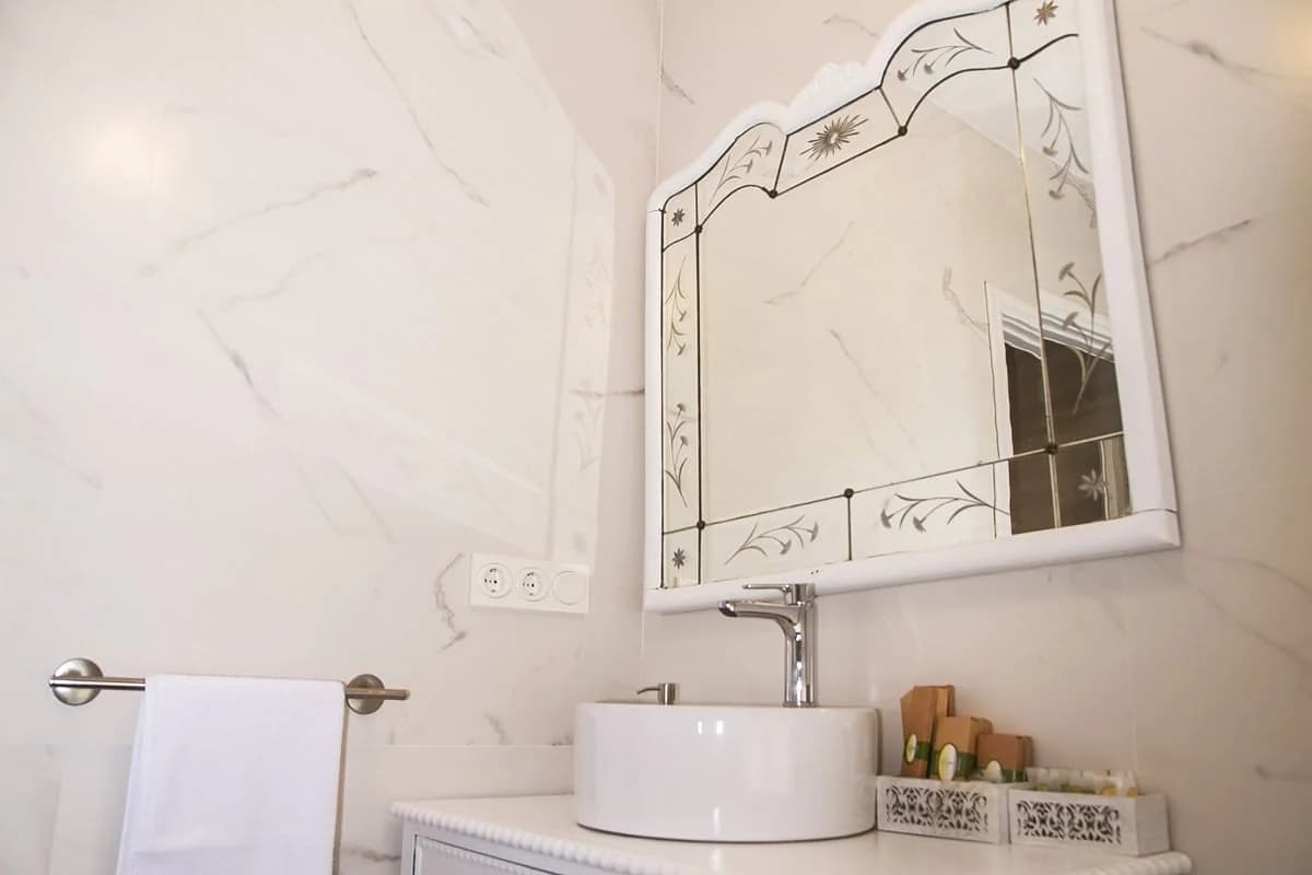 Espejo y lavabo del baño de la habitación 4