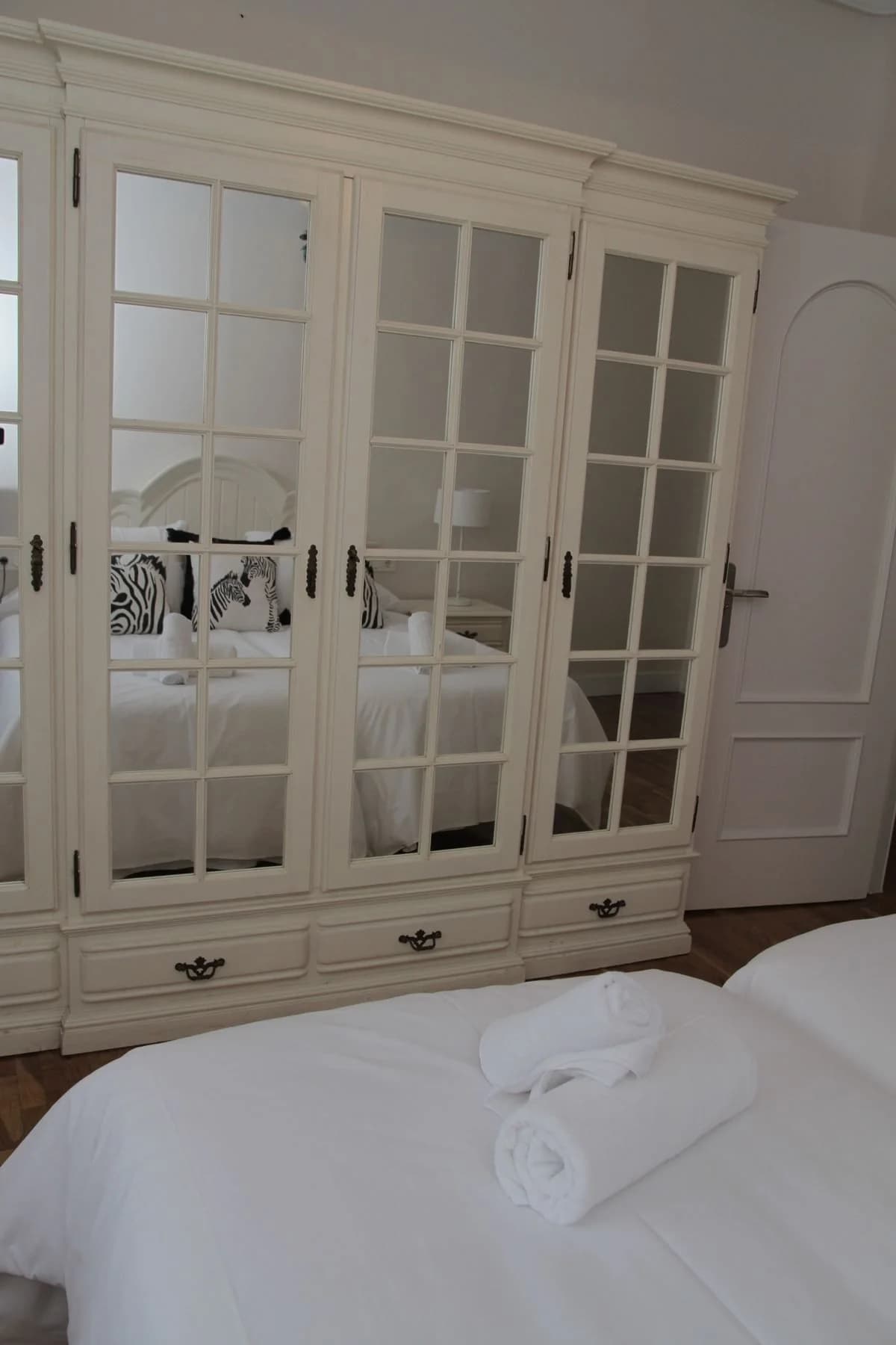 Armario blanco con puertas de cristal